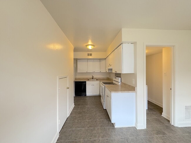 Building Photo - Welcome to this charming 2-bedroom, 2-bathroom townhouse nestled in the heart of Annandale.