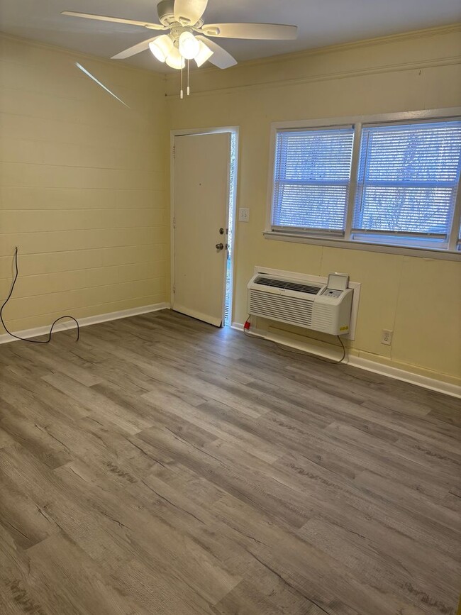 Building Photo - Newly Renovated - 1 Bedroom Studio - Close to UNC!