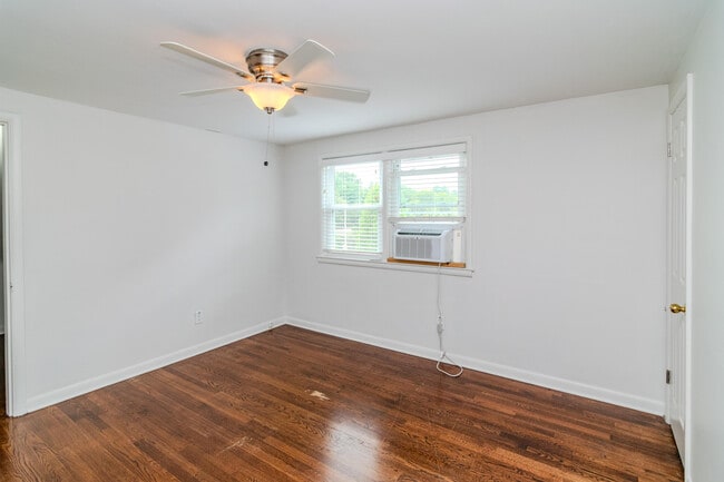 Building Photo - 282 Zandale Dr
