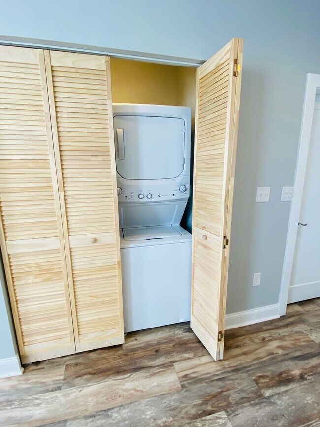 Building Photo - 3001 W Cary St