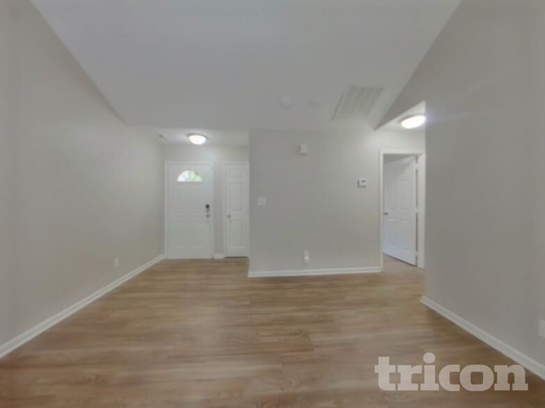 Building Photo - 2736 Daffodil Dr