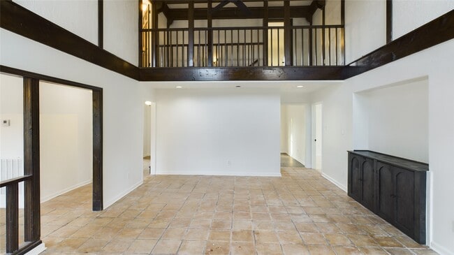Building Photo - 556 Roanoke Dr