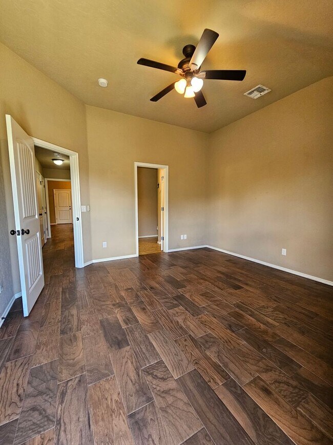 Building Photo - (3) Bed/(2) Bath in SW Moore Avail Early June!