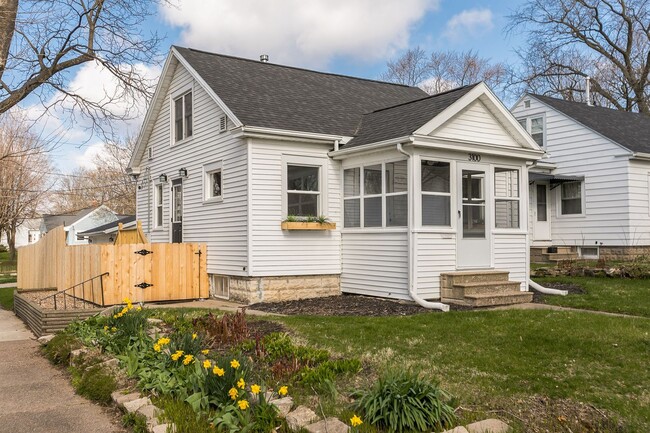 Primary Photo - Newly Renovated Craftsman Bungalow