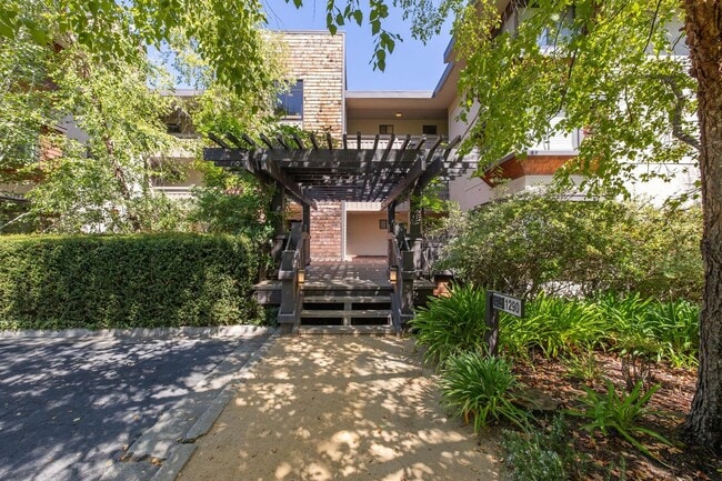 Building Photo - Elegant 2BR Condo with Golf Course Views i...