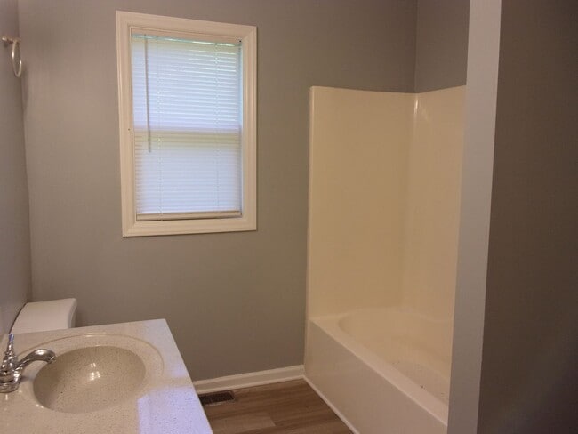 Building Photo - Recently Updated 3 Bedroom 1 Bath Home in ...