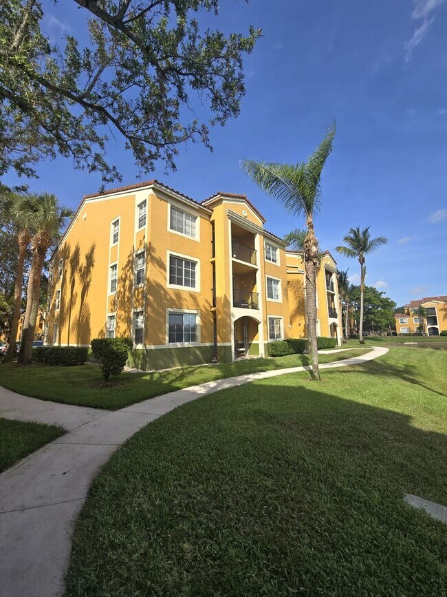 Building Photo - RESORT STYLE, BEAUTIFUL 2 BEDROOM AND 2 BATHROOMS ON THE TOP FLOOR