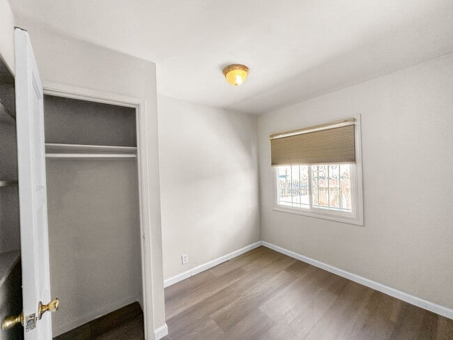 Building Photo - Charming 2-Bedroom Craftsman in Oakland’s ...
