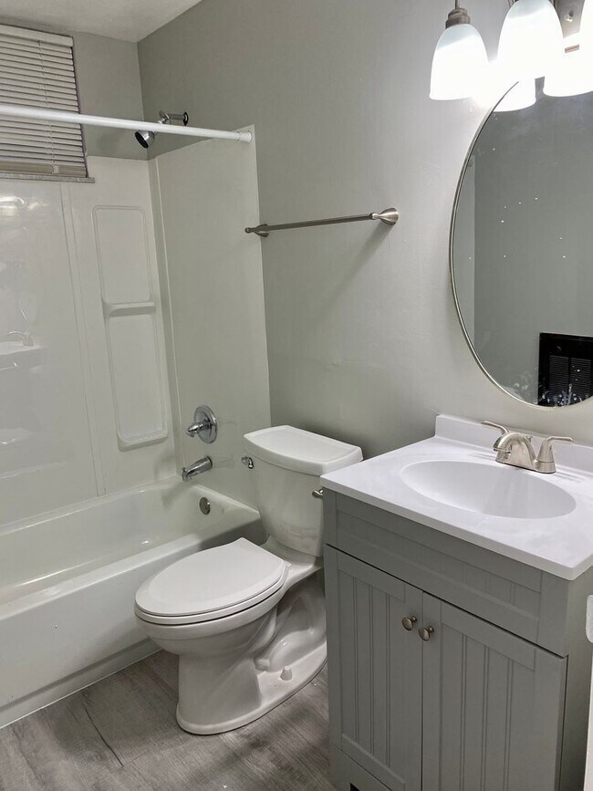 Building Photo - Quaint One Bedroom Apartment