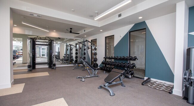 Building Photo - Luxe Living + $750 Gift Card Special!