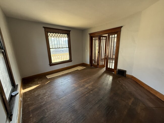 Building Photo - 630 E Gum St