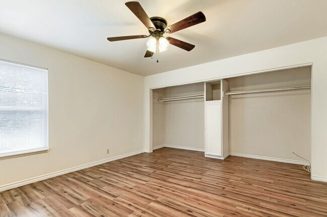 Building Photo - 8106 Windlake Dr