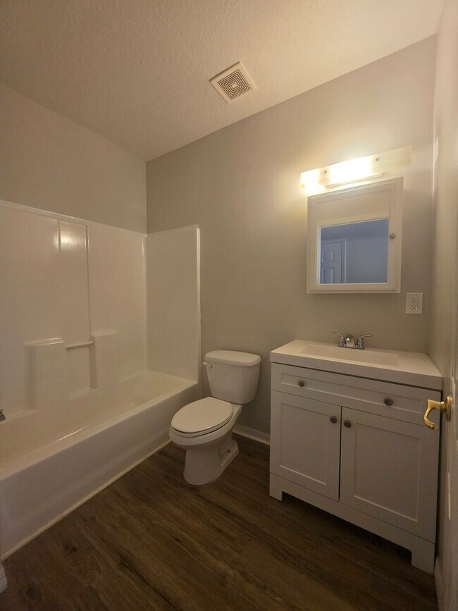 Building Photo - 2 Bedroom 2 Bath Remodeled Unit with a Bal...