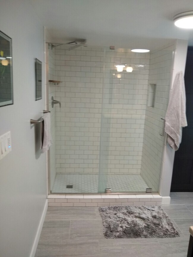 Building Photo - 2035 E Dayton St