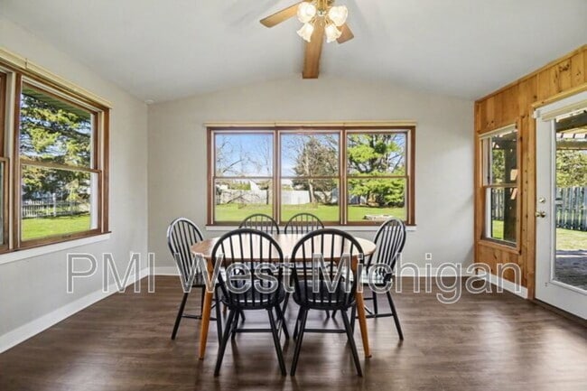 Building Photo - 6593 Crownpointe Dr SW