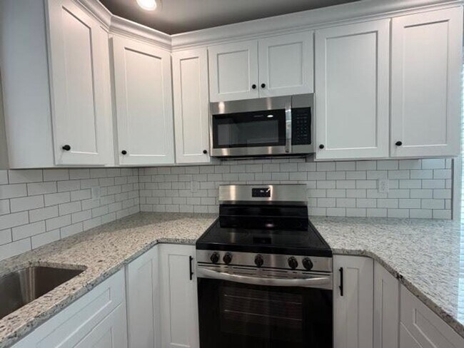 Building Photo - 703 Bibb St NE