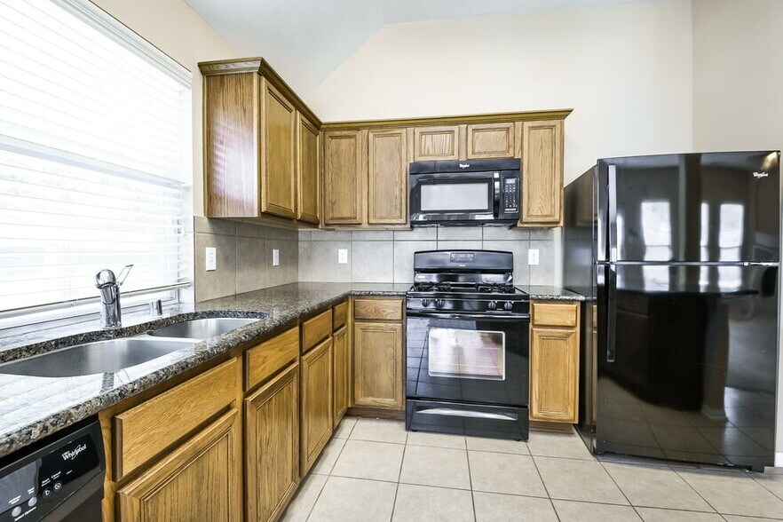 Building Photo - 3951 Eastland Lake Dr