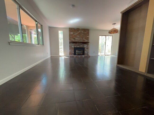 Building Photo - Beautiful West Davis home available in June
