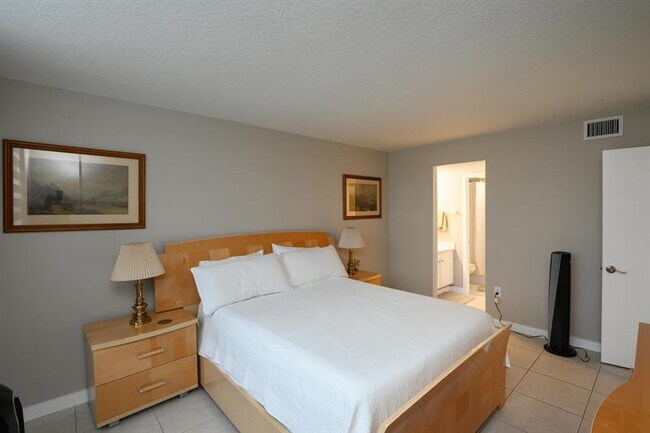 Building Photo - 9410 Poinciana Pl