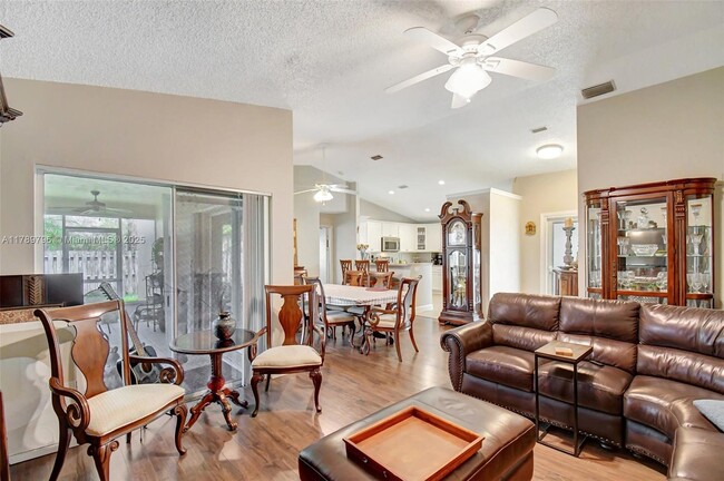Building Photo - 303 E Riverbend Dr