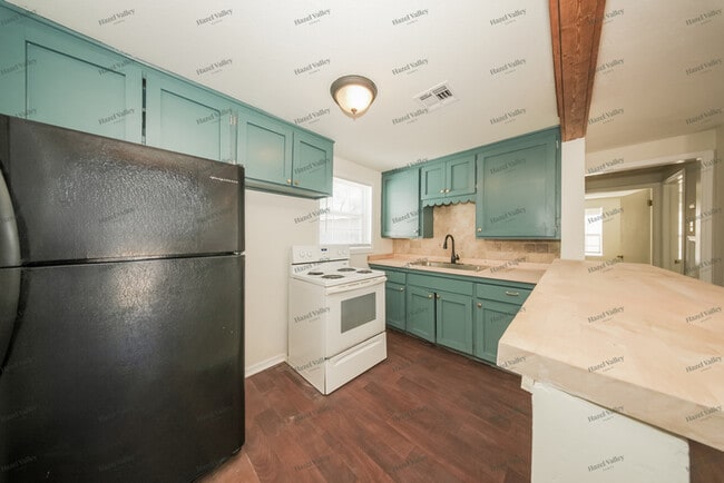 Building Photo - 1932 Lariet Ln