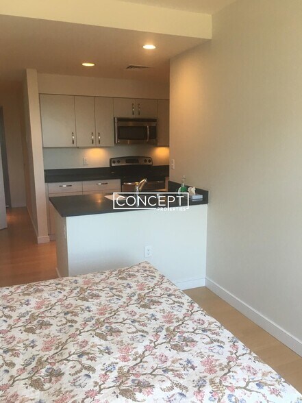 Building Photo - 601 Albany St