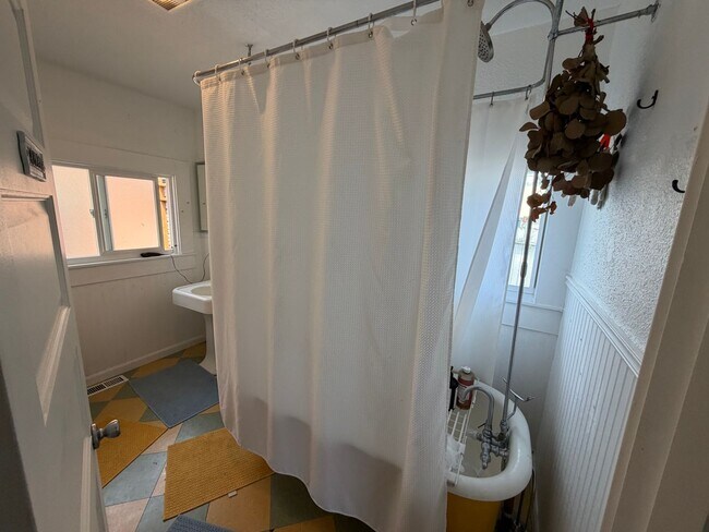 Building Photo - Charming 1,100 Sq Ft 2BR Home in South Park - Prime Seattle Location - Washer/Dryer in Unit!