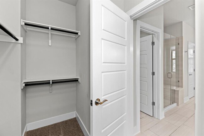 Building Photo - 13800 Lyndhurst St