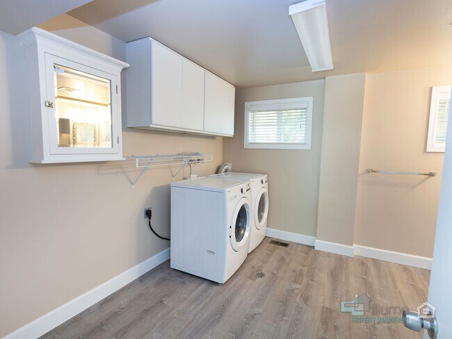 Building Photo - Beautiful 4 Bedroom Home