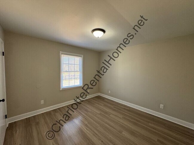 Building Photo - Updated 4 bedroom 2 bathroom home with back deck & large storage shed in Gastonia!