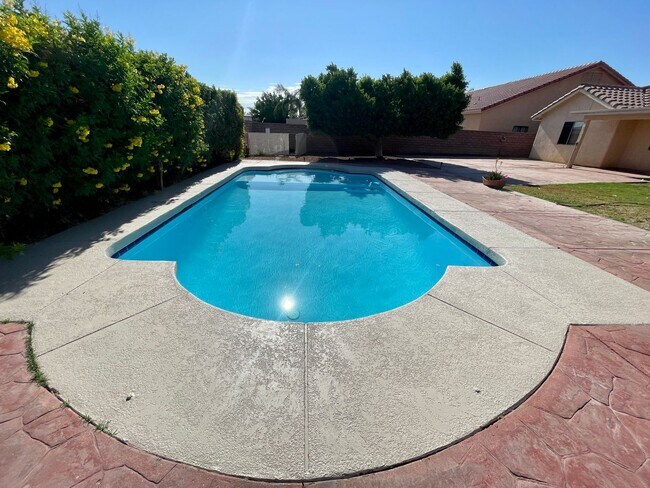 Building Photo - Pool Home in Victoria Meadows