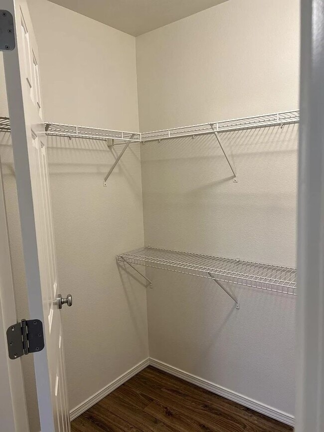 Building Photo - Enormous Tri-Level Townhome 2/2 w/Bonus Room Available Feb. 6th