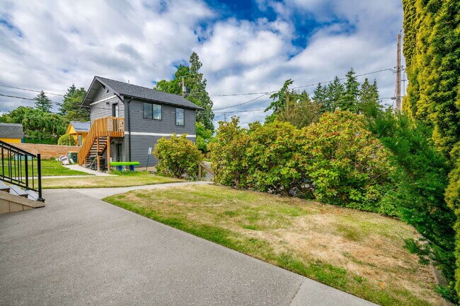 Building Photo - Sought-after 5-Bedroom Pet Friendly Home i...
