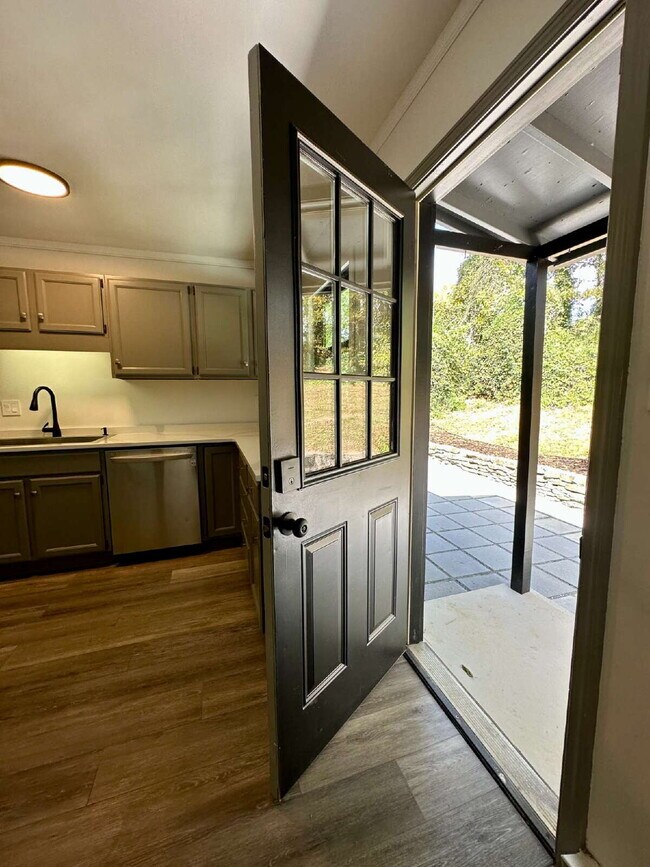Building Photo - "Charming 2-Bed Gem with Granite Elegance ...