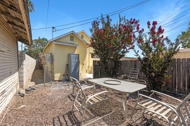 Building Photo - Updated 2BR Duplex in Angeles Mesa – Solar...