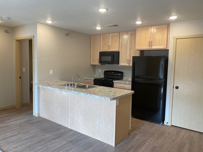 Building Photo - 604 5th Ave S