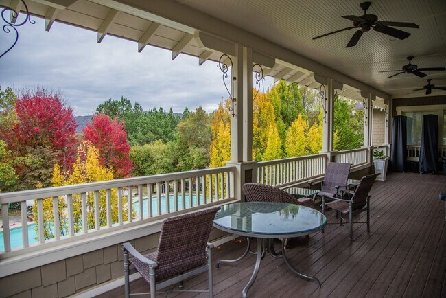 Building Photo - 2 Bedroom/ 2 bath - entry level END UNIT with side balcony & upgraded kitchen and bathrooms- only...
