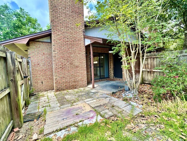 Building Photo - Charming 2-Bedroom Quadplex