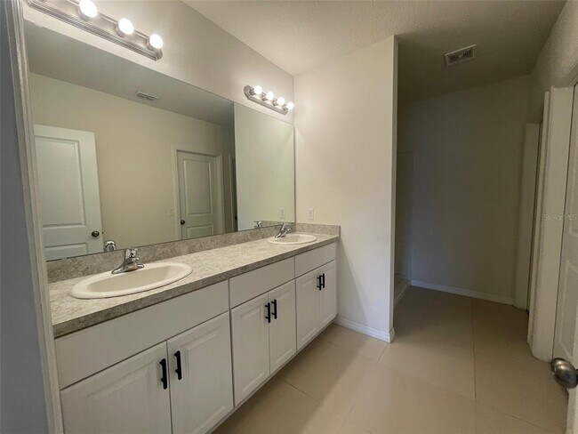 Building Photo - 3944 Fescue St