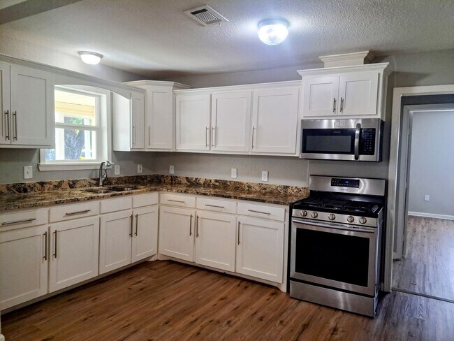 Building Photo - 4 bedroom, 2 bath home, Handicap accessible