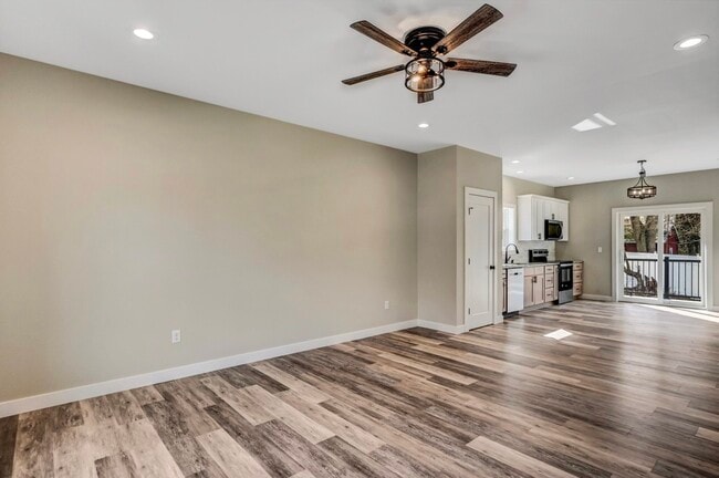 Building Photo - 702 E Elm St