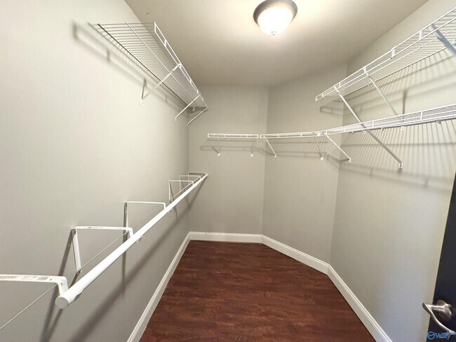 Building Photo - 105 Oak Shade Dr