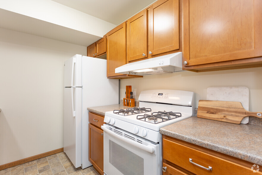 1 BR, 1 BA - 710 SF - Pines West Apartments