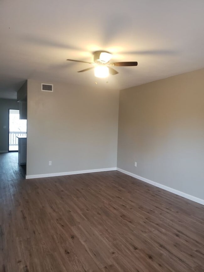 Building Photo - Renovated 2 bed / 1 bath with washer/dryer...