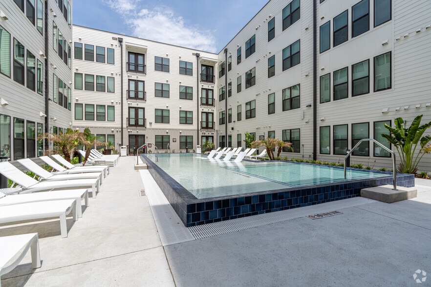 Relaxing Immersion Pool - SOFI at 6311