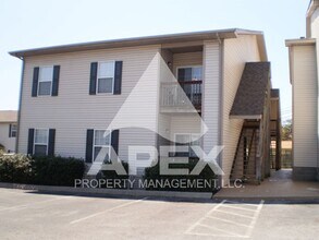 Building Photo - MOVE-IN SPECIAL,NO RENT TIL JUNE 1ST! - 3 Bd | 2 Ba 1st Floor Condo in West Knoxville!