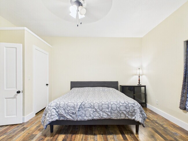 Building Photo - Move-in Ready 3/2