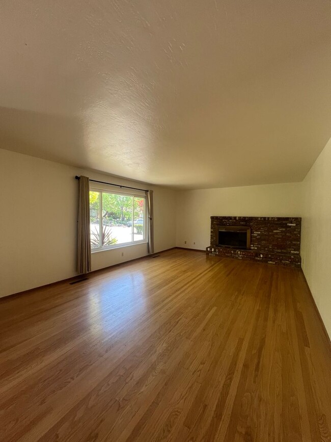 Building Photo - Beautifully Landscaped Home in Rincon Valley!