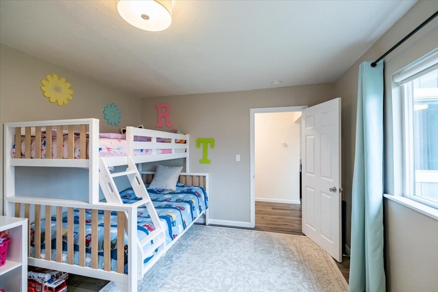 Building Photo - 365 S 15th St