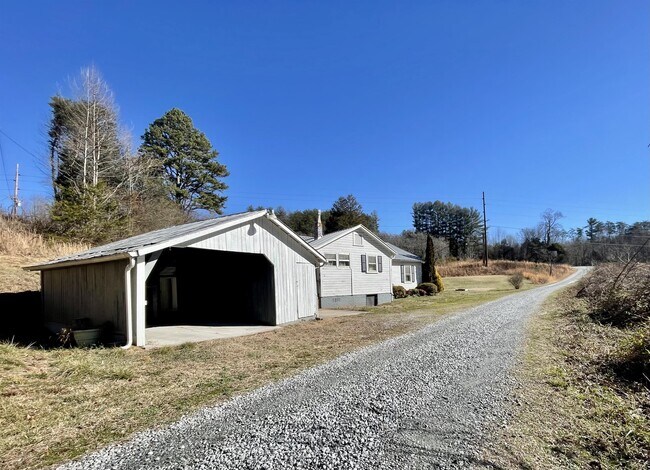 Building Photo - 1943 Blowing Rock Blvd
